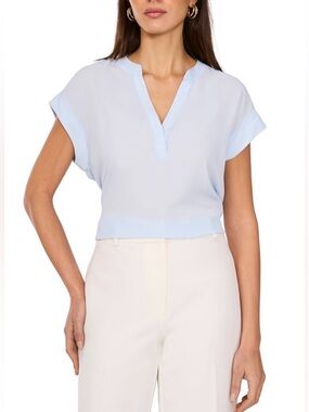 Vince Camuto Light Blue Split Neck Short Sleeve Blouse 🩵